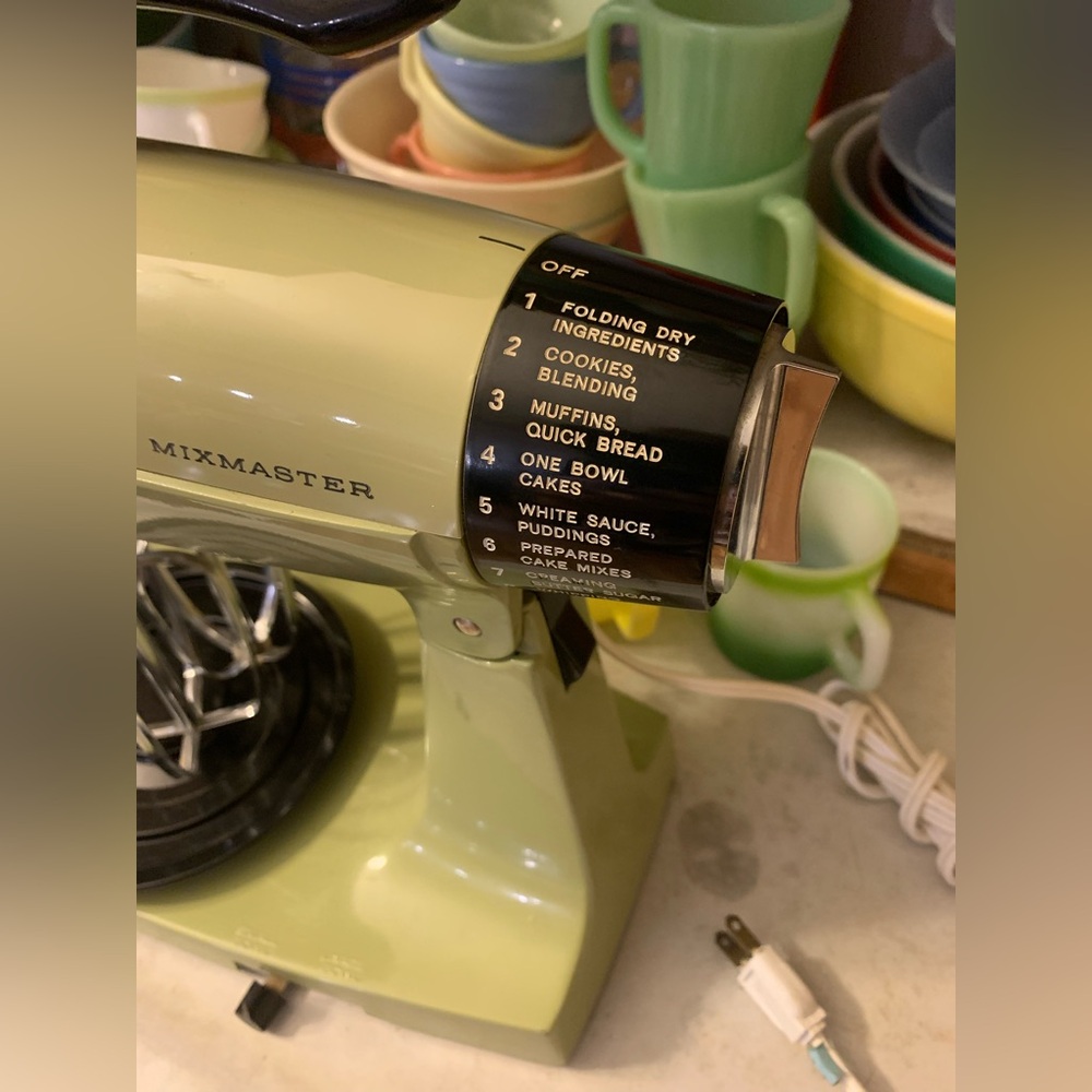 Vintage 1970โs Sunbeam MixMaster 12 Speed Stand Mixer in Avocado Green ๐ฅ ๐ - Picture 6 of 10